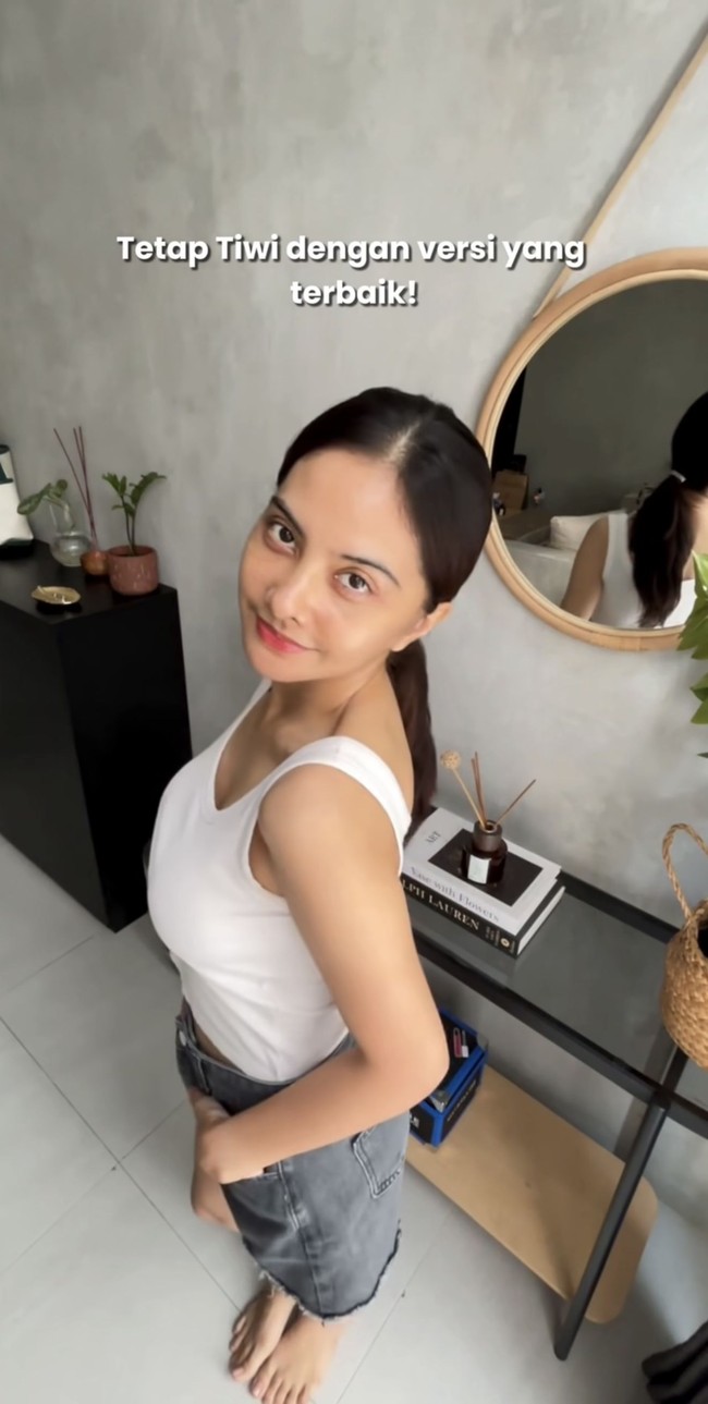 Oplas yang dilakukan memang tak mengubah wajah Tiwi secara signifikan. Wajahnya hanya terlihat jadi lebih kencang dan v shape, serta bagian hidung yang lebih mancung dan ramping.&nbsp;Foto: Instagram/@tentangtiwi/@indonesia_banobagi