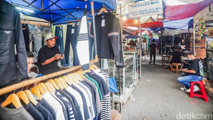 Tolak Relokasi! Pedagang Taman Puring Tagih Janji Revitalisasi Pedagang Pasar Taman Puring, Jakarta Selatan, menolak rencana relokasi ke Teras Lenteng Agung. Mereka berharap tetap bisa berjualan di lokasi semula setelah pasar yang terbakar direvitalisasi.