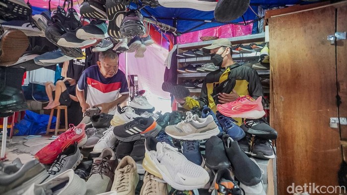 Tolak Relokasi! Pedagang Taman Puring Tagih Janji Revitalisasi Pedagang Pasar Taman Puring, Jakarta Selatan, menolak rencana relokasi ke Teras Lenteng Agung. Mereka berharap tetap bisa berjualan di lokasi semula setelah pasar yang terbakar direvitalisasi.