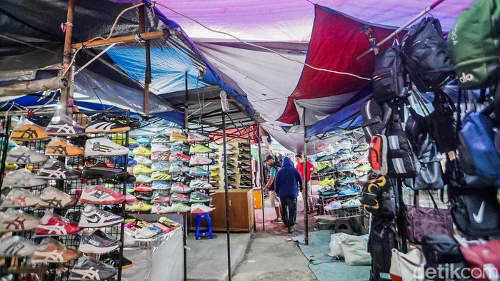 Tolak Relokasi! Pedagang Taman Puring Tagih Janji Revitalisasi Pedagang Pasar Taman Puring, Jakarta Selatan, menolak rencana relokasi ke Teras Lenteng Agung. Mereka berharap tetap bisa berjualan di lokasi semula setelah pasar yang terbakar direvitalisasi.