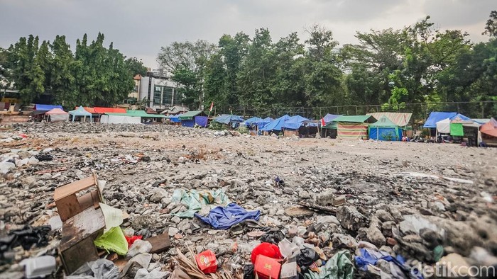 Pedagang Pasar Taman Puring, Jakarta Selatan, menolak rencana relokasi ke Teras Lenteng Agung. Mereka berharap tetap bisa berjualan di lokasi semula setelah pasar yang terbakar direvitalisasi.