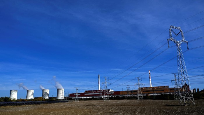 Tonggak Baru, PLTN Mochovce Slovakia Mulai Salurkan Listrik Unit keempat Pembangkit Listrik Tenaga Nuklir (PLTN) Mochovce di Slovakia mulai menyalurkan listrik ke jaringan nasional pada 15 Oktober 2026. Pencapaian ini menjadi tonggak penting bagi sektor energi negara Eropa tersebut setelah proses pembangunan dan pengujian yang berlangsung selama bertahun-tahun. REUTERS/Radovan Stoklasa
