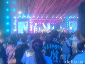 Kala Warga Karawang Bernyanyi Bersama DMasiv di Trans TV Festival