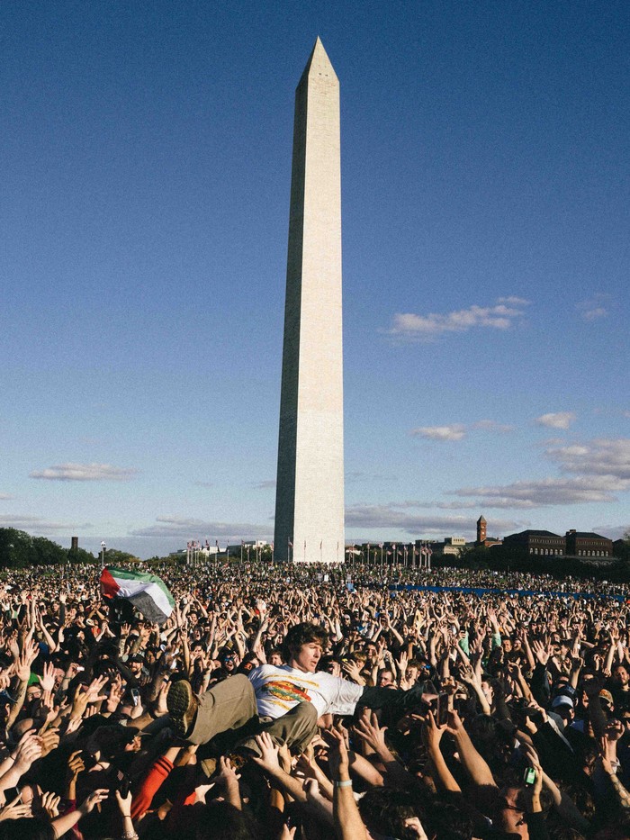 Turnstile menggelar konser amal gratis di Monumen Washington, menggalang dana lebih dari US$209.000 untuk bantuan kemanusiaan di Palestina, Sudan, dan Lebanon.