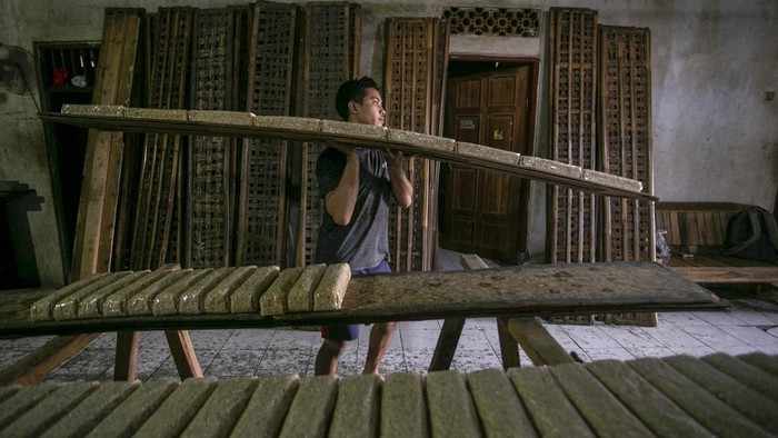 Pekerja menyelesaikan pembuatan tempe di kelurahan Bojongsari, Indramayu, Jawa Barat, Senin (26/10/2026). Kementerian UMKM menyatakan jumlah UMKM yang terhubung dalam ekosistem rantai pasok Makan Bergizi Gratis (MBG) sudah mencapai 68 ribu unit usaha di berbagai daerah dan diharapkan masih dapat terus bertambah guna mengurangi angka pengangguran. ANTARA FOTO/Dedi Suwidiantoro/agr