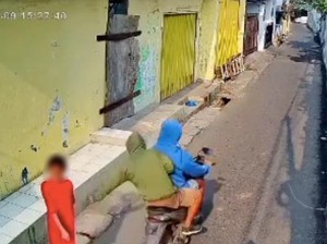 Viral Duo Pria di Bekasi Coba Jambret HP Bocah Berujung Ditangkap Warga