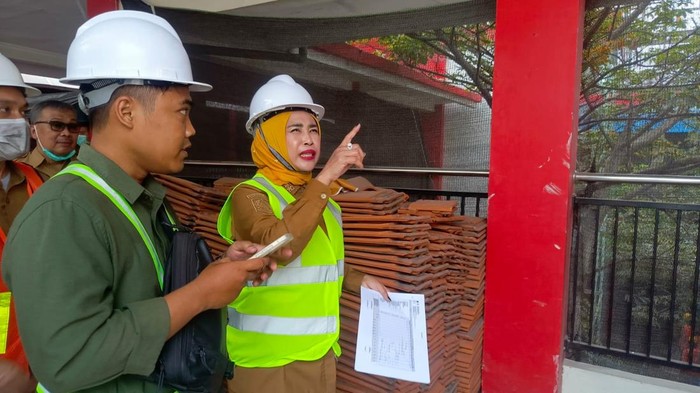 Wabup Sidoarjo Mimik saat sidak pembangunan Ruang Mawar Merah Putih di lantai 3 RSUD R.T. Notopuro Sidoarjo