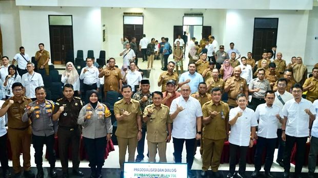 Wakil Ketua Komisi VI DPR RI dari Fraksi Gerindra Andre Rosiade bersama stakeholder terkait melakukan sosialisasi pembangunan Jalan Tol Sicincin–Bukittinggi.
