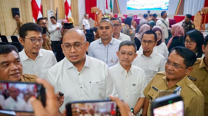 Wakil Ketua Komisi VI DPR RI dari Fraksi Gerindra Andre Rosiade bersama stakeholder terkait melakukan sosialisasi pembangunan Jalan Tol Sicincin-Bukittinggi. (Foto: Dok. Istimewa)