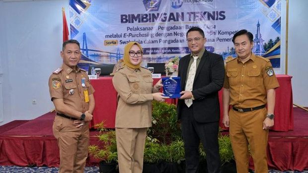 Wali Kota Kendari Siska Karina Imran. Wali Kota Kendari Siska Karina Imran membuka Bimbingan Teknis (Bimtek) Pelaksanaan Pengadaan Barang dan Jasa melalui E-Purchasing dengan Negosiasi dan Mini Kompetisi serta Swakelola.