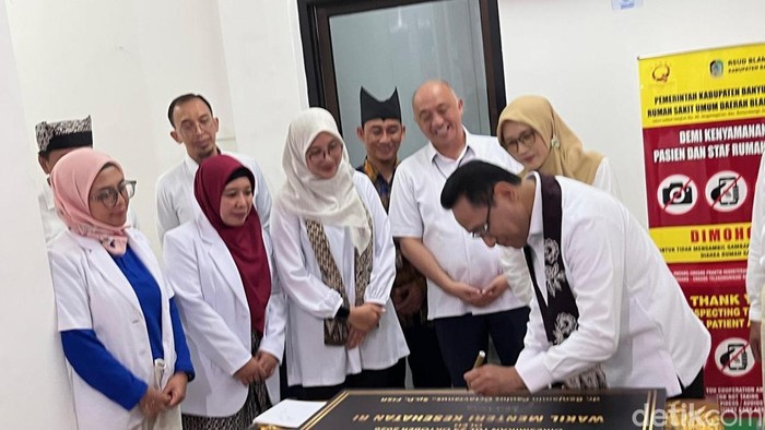 Wamenkes RI Benjamin Paulus Octavianus saat menandatangani plakat layanan kesehatan Kemo Terapi di RSUD Blambangan Banyuwangi