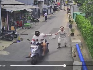 Video Viral! Wanita Dijambret hingga Tersungkur di Depok