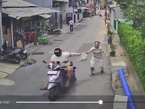 Video Viral! Wanita Dijambret hingga Tersungkur di Depok