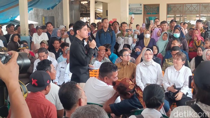 Wapres Gibran berdialog dengan nelayan di TPI Tegalkatilayu, Kecamatan Cilacap Selatan, Kabupaten Cilacap, Senin (26/10/2026).