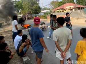 Warga Blokir Jalan Depan Kantor Camat Woha Bima gegara Arisan Bodong