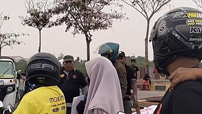 Warga tutup jalan di dr Leimena, Makassar picu macet parah.