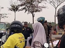 Demo Tutup Jalan di Leimena Makassar, Lalin Macet Parah