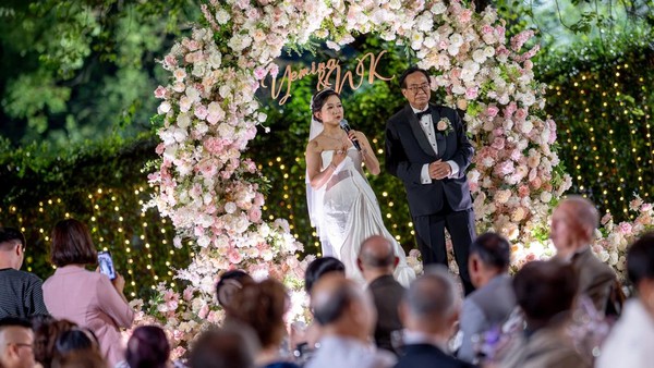 Pernikahan Aktris yang Menikah dengan Teman Ayahnya, Lebih Tua 40 Tahun