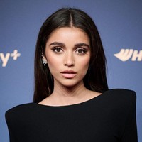 Ia melengkapi gaya elegan itu dengan anting berkilauan, riasan bernuansa nude, juga rambut yang dibiarkan terurai panjang. Foto: Gareth Cattermole/Getty Images/Gareth Cattermole