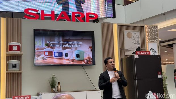 Afka Adhitya, WM & SHA Product Strategy Senior Manager PT Sharp Electronics Indonesia di peluncuran rice cooker bersertifikat halal dari Sharp