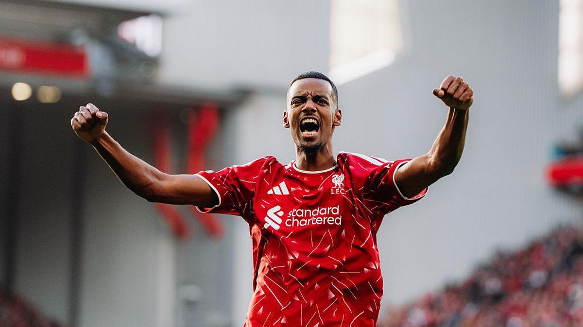 Isak sudah mencetak enam gol di Premier League musim ini. Foto: Liverpool FC via Getty Images/Liverpool FC