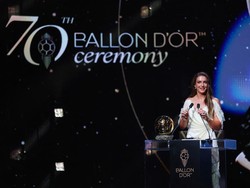 Gelandang tim nasional Spanyol, Alexia Putellas, meraih penghargaan Ballon d&rsquo;Or Feminin untuk ketiga kalinya setelah menjalani musim sukses bersama Barcelona. Action Images via Reuters/Matthew Childs
