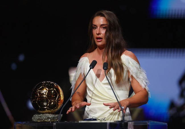 Tidak peduli dari mana asal kalian. Jangan dengarkan jika ada yang mengatakan kalian tidak bisa melakukannya. Percayalah pada diri sendiri. kata wanita yang memilih gaun putih saat membawa pulang trofinya. Foto: Action Images via Reuters/Matthew Childs Tidak peduli dari mana asal kalian. Jangan dengarkan jika ada yang mengatakan kalian tidak bisa melakukannya. Percayalah pada diri sendiri. kata wanita yang memilih gaun putih saat membawa pulang trofinya. Foto: Action Images via Reuters/Matthew Childs