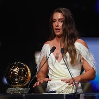 Tidak peduli dari mana asal kalian. Jangan dengarkan jika ada yang mengatakan kalian tidak bisa melakukannya. Percayalah pada diri sendiri. kata wanita yang memilih gaun putih saat membawa pulang trofinya. Foto: Action Images via Reuters/Matthew Childs
