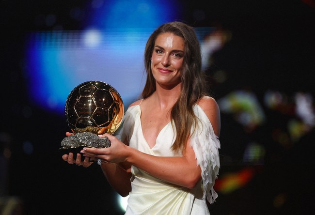 Alexia Putellas meraih trofi Ballon d’Or Feminin 2026. Kemenangan pemain timnas Spanyol ini merupakan yang ketiga bagi Alexia. Foto: Action Images via Reuters/Matthew Childs Alexia Putellas meraih trofi Ballon d’Or Feminin 2026. Kemenangan pemain timnas Spanyol ini merupakan yang ketiga bagi Alexia. Foto: Action Images via Reuters/Matthew Childs