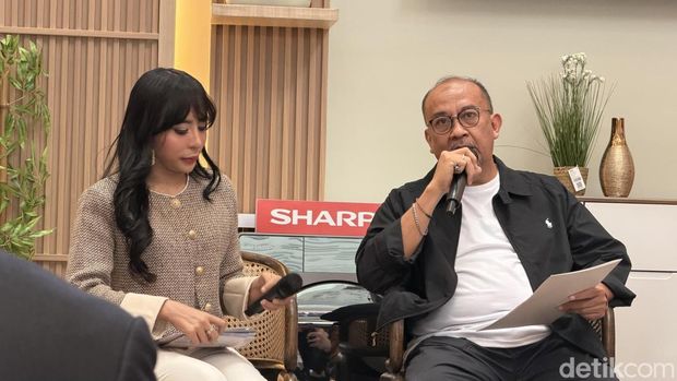 Andry Adi Utomo, National Sales Senior General Manager PT Sharp Electronics Indonesia Andry Adi Utomo, National Sales Senior General Manager PT Sharp Electronics Indonesia (kanan)