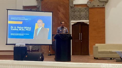 Anggota Dewan Energi Nasional (DEN), Satya Widya Yudha, saat menyampaikan pidato kunci di Universitas Udayana, Jimbaran, Kuta Selatan, Badung, Bali, Selasa (27/10/2026). (Foto:Izzul Wafa/detikBali)