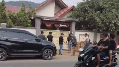Anggota Polda NTB sebelum masuk ke dalam rumah oknum polisi insial IS di Dompu, NTB, Minggu (25/10/2026). (Foto: Dok. Istimewa)