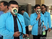 Mahasiswa FK UNS Bikin APD buat Korban Karhutla dari Botol Plastik-Spons