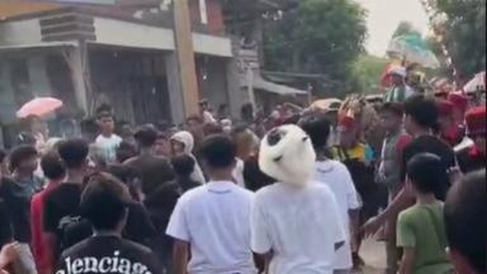 Bentrokan remaja saat karnaval kuda menari di Polman.