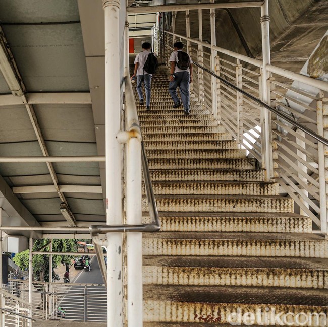 Bikin Lelah, Warga Harus Taklukkan 103 Tangga ke Halte JORR
