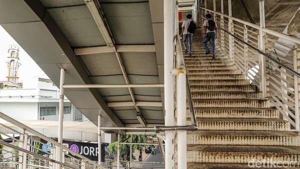 Bikin Lelah, Warga Harus Taklukkan 103 Tangga ke Halte JORR