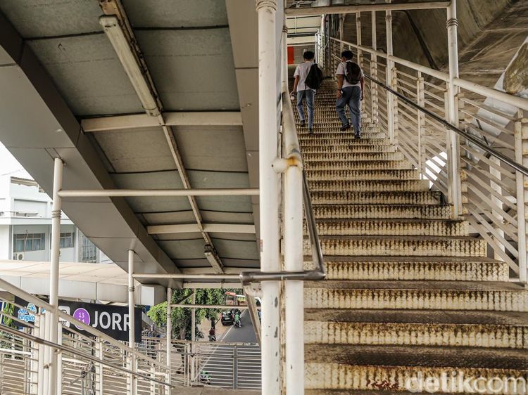 Bikin Lelah, Warga Harus Taklukkan 103 Tangga ke Halte JORR