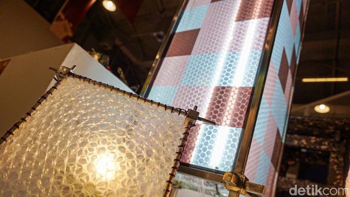 Pameran M Bloc Design Week 2026 menghadirkan beragam karya seni dan desain inovatif yang menarik perhatian pengunjung di M Bloc Space, Jakarta Selatan, Sabtu (24/10/2026). Mengusung tema “Daur Rupa”, pameran ini menunjukkan bagaimana limbah dan material sisa dapat diolah menjadi produk yang memiliki nilai estetika sekaligus fungsi.