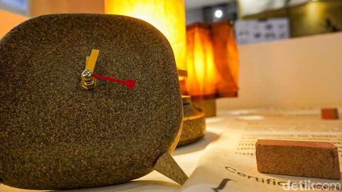 Pameran M Bloc Design Week 2026 menghadirkan beragam karya seni dan desain inovatif yang menarik perhatian pengunjung di M Bloc Space, Jakarta Selatan, Sabtu (24/10/2026). Mengusung tema “Daur Rupa”, pameran ini menunjukkan bagaimana limbah dan material sisa dapat diolah menjadi produk yang memiliki nilai estetika sekaligus fungsi.