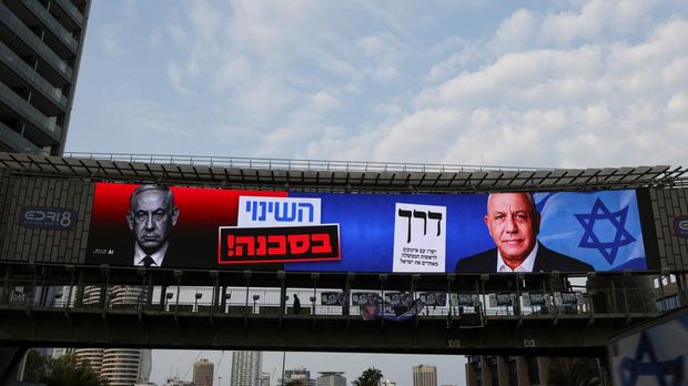 Billboard di Israel menampilkan Netanyahu dan penantang utamanya dalam pemilu, Gadi Eisenkot