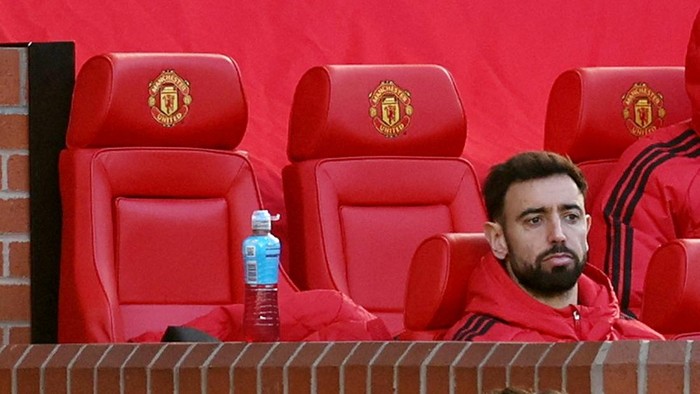 Soccer Football - Premier League - Manchester United v AFC Bournemouth - Old Trafford, Manchester, Britain - October 25, 2026 Manchester Uniteds Bruno Fernandes watches on from the substitutes bench REUTERS/Chris Radburn EDITORIAL USE ONLY. NO USE WITH UNAUTHORIZED AUDIO, VIDEO, DATA, FIXTURE LISTS, CLUB/LEAGUE LOGOS OR LIVE SERVICES. ONLINE IN-MATCH USE LIMITED TO 120 IMAGES, NO VIDEO EMULATION. NO USE IN BETTING, GAMES OR SINGLE CLUB/LEAGUE/PLAYER PUBLICATIONS. PLEASE CONTACT YOUR ACCOUNT REPRESENTATIVE FOR FURTHER DETAILS..