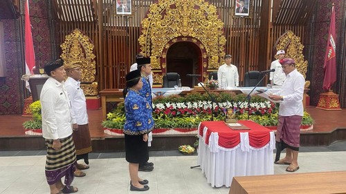 Bupati Karangasem, I Gusti Putu Parwata (Gus Par), melantik PNS dan pejabat fungsional di Wantilan Sabha Prakerti, Kantor Bupati Karangasem, Selasa (27/10/2026). (Foto: I Wayan Selamat Juniasa)