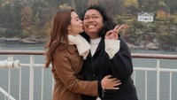 Kemesraan Cesen ke Marshel Widianto di Oslo, Norwegia. Ia memberi kecupan manis. (Foto: dok Instagram ceseniy)