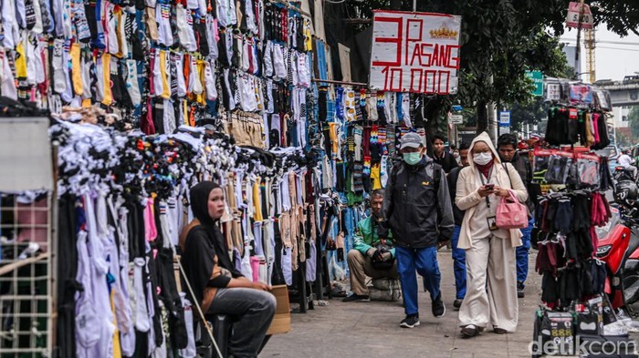 Cuma Rp10 Ribu, Tiga Pasang Kaos Kaki Laris Diburu di Tanah Abang Lapak kaos kaki murah di kawasan Tanah Abang, Jakarta Pusat, ramai diburu warga. Dengan uang Rp10 ribu, pembeli bisa membawa pulang tiga pasang kaos kaki untuk menunjang aktivitas sehari-hari.