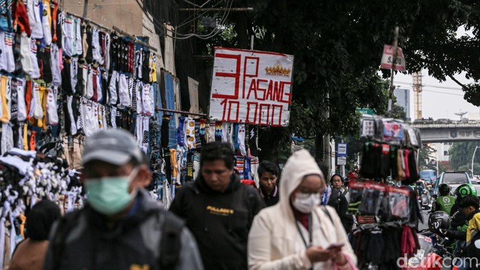 Cuma Rp10 Ribu, Tiga Pasang Kaos Kaki Laris Diburu di Tanah Abang Lapak kaos kaki murah di kawasan Tanah Abang, Jakarta Pusat, ramai diburu warga. Dengan uang Rp10 ribu, pembeli bisa membawa pulang tiga pasang kaos kaki untuk menunjang aktivitas sehari-hari.