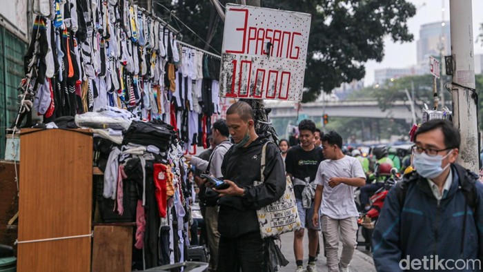 Cuma Rp10 Ribu, Tiga Pasang Kaos Kaki Laris Diburu di Tanah Abang Lapak kaos kaki murah di kawasan Tanah Abang, Jakarta Pusat, ramai diburu warga. Dengan uang Rp10 ribu, pembeli bisa membawa pulang tiga pasang kaos kaki untuk menunjang aktivitas sehari-hari.