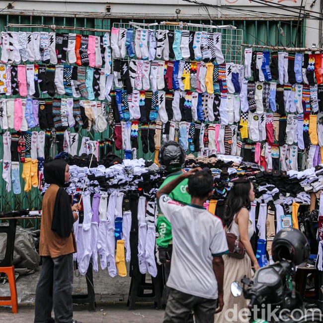 Cuma Rp10 Ribu, Tiga Pasang Kaos Kaki Laris Diburu di Tanah Abang