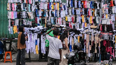 Cuma Rp10 Ribu, Tiga Pasang Kaos Kaki Laris Diburu di Tanah Abang