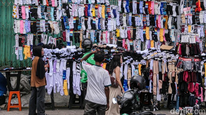 Cuma Rp10 Ribu, Tiga Pasang Kaos Kaki Laris Diburu di Tanah Abang Lapak kaos kaki murah di kawasan Tanah Abang, Jakarta Pusat, ramai diburu warga. Dengan uang Rp10 ribu, pembeli bisa membawa pulang tiga pasang kaos kaki untuk menunjang aktivitas sehari-hari.