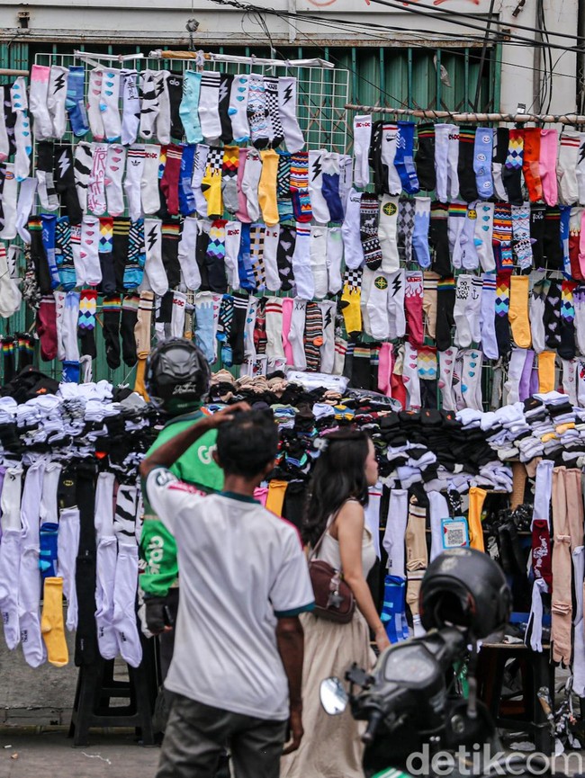Cuma Rp10 Ribu, Tiga Pasang Kaos Kaki Laris Diburu di Tanah Abang